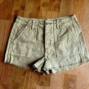 ✨EUC✨ AMERICAN EAGLE RAW HEM BUTTON FLY SHORTS in SAGE SZ 4